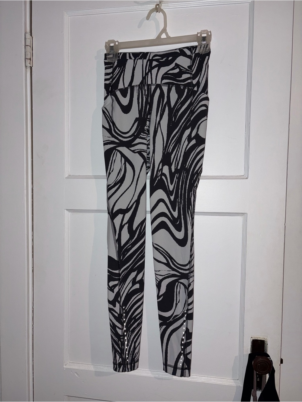 Lululemon size 4 High-Waist Black & White Abstract Print Leggings